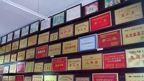 鳳岡縣第三中學榮譽墻