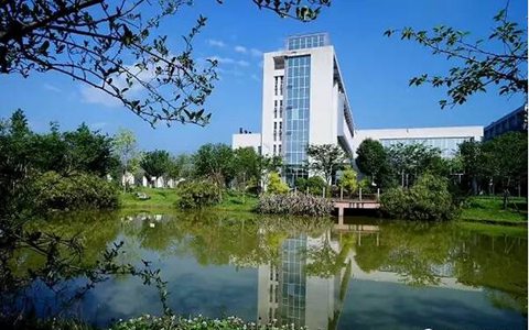 四川省人民醫(yī)院護士學校專業(yè)學費要多少錢