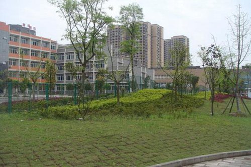 寶雞2023年中專鐵路學(xué)?？梢钥即髮嵩趺礃? /></center>
<strong>陜西省第二商貿(mào)學(xué)校簡介</strong>
<p>陜西省第二商貿(mào)學(xué)校成立于1978年10月，位于寶雞市寶光(西寶)路，是一所全8制公辦國家級重點(diǎn)中等職業(yè)學(xué)校，是全國供銷合作杜中等職業(yè)教育改革發(fā)展示范校建設(shè)單位。學(xué)校師資力量雄厚，教學(xué)設(shè)施齊備，辦學(xué)環(huán)境優(yōu)美，就業(yè)服務(wù)到位。</p>
<p>學(xué)校有大專、高中專和初中專3個教育層次?，F(xiàn)開設(shè)有<strong>會計</strong>電算化、<strong>計算機(jī)</strong>信息管理、電子商務(wù)、學(xué)前教育、高鐵服務(wù)、高速鐵路客運(yùn)乘務(wù)、<strong>航空服務(wù)</strong>、公安輔警、計算機(jī)應(yīng)用、<strong>汽車</strong>美容與裝潢、汽車技術(shù)服務(wù)與營銷、<strong>汽車運(yùn)用與維修</strong>技術(shù)、物流服務(wù)與管理、旅游服務(wù)與管理、商務(wù)英語、烹飪工藝與營養(yǎng)、中餐烹飪、西餐烹飪等10多個專業(yè)。</p>

<strong>陜西省第二商貿(mào)學(xué)校升學(xué)方式</strong>
<p>“三校生”單招考試</p>
<p>單招考試是面向“三校生”采取單獨(dú)考試、單獨(dú)命題、單獨(dú)錄取的方式，單獨(dú)組織的普通高等職業(yè)教育省級統(tǒng)考。我校對有升學(xué)意愿的學(xué)生，統(tǒng)一組織教學(xué)和管理，學(xué)生可報考全省55所單招高職院校的本科、?？茖I(yè)。</p>
<p>考試時間:每年3月份技能考試，每年6月份文化課考試，與普通高考同時進(jìn)行。</p>
<p>考試科目:語文、數(shù)學(xué)、英語;每科滿分150分。職業(yè)技能考試科目為專業(yè)課，滿分300分。</p>
<p>綜合評價招生</p>
<p>技能拔尖人才免試入學(xué)</p>
<p>我校應(yīng)屆畢業(yè)生中，獲得由教育部主辦或聯(lián)辦的全國職業(yè)院校技能大賽三等獎及以上獎項，或由省級教育行政部門主辦或聯(lián)辦的省級職業(yè)院校技能大賽一等獎的同學(xué)均可免試進(jìn)入高職院校就讀。當(dāng)年錄取結(jié)束后獲得上述獎項的應(yīng)屆畢業(yè)生，其免試入學(xué)資格保留至畢業(yè)后一年。示范校單獨(dú)考試招生，</p>
<p>國家級、省級示范高職院校實施單獨(dú)考試招生進(jìn)行招生錄取，各高職院?？蓡为?dú)或聯(lián)合組織考試，也可結(jié)合高中學(xué)業(yè)水平考試成績，組織以職業(yè)技能測試為重點(diǎn)的相關(guān)考核。我校學(xué)生按照時間節(jié)點(diǎn)和相關(guān)要求參加示范校招生考試。</p>
<strong>小編總結(jié)</strong>
<p>看完小編的介紹，同學(xué)們了解中專升大專有那些渠道了嗎？誰說這個社會沒有捷徑呢?倘若你在一條路上走不下去時，沒有人限制你不可以在第二條路上接著走，所以不妨就嘗試著讓自己去接受新事物，中專畢業(yè)了，你的學(xué)業(yè)才剛剛開始，一樣能夠讓自己更高的機(jī)會，畢竟有了大專文憑之后，你的未來還是很有前途的，所以不妨就行動起來吧，讓自己的想象變成現(xiàn)實。</p>                <div   id=