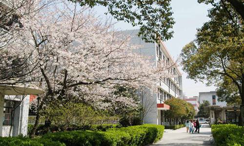 長春博泰醫(yī)藥中等職業(yè)學校2025年報名一年多少學費